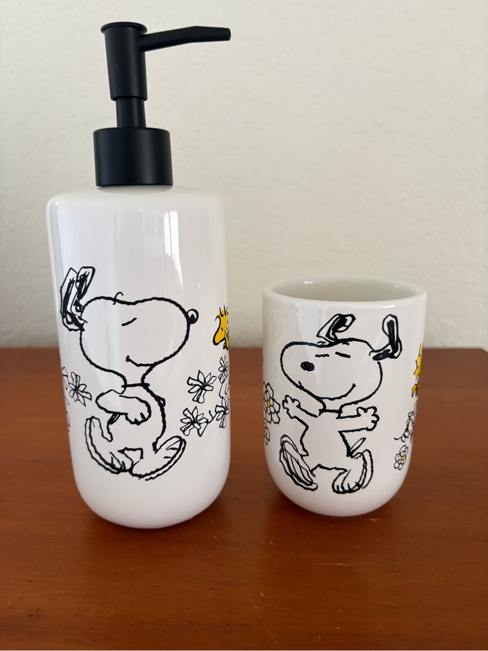 Peanuts Snoopy Ceramic Soap Dispenser & Tumbler/Cup/Toothbrush Holder Set.